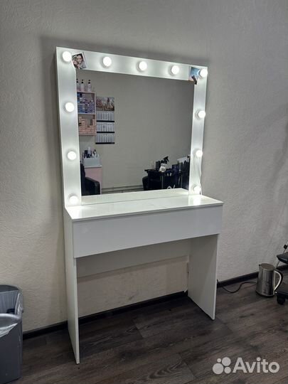 Туалетный столик с зеркалом и ящиками