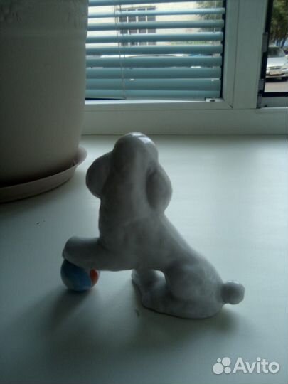 Статуэтка фарфор Пудель с мячом