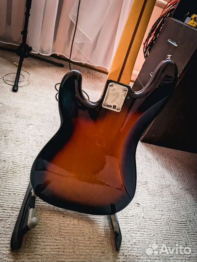 Бас-гитара Fender Precision Bass