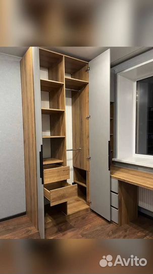 Детская рабочая зона у окна