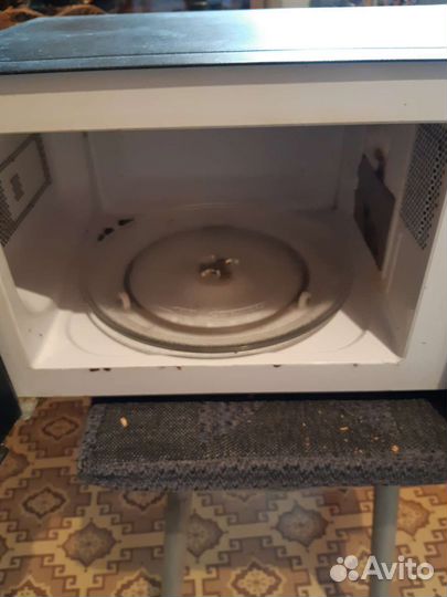 Тарелки И микроволновка рабочая