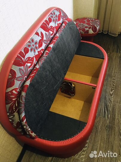 Кухонный уголок со столом и стульями