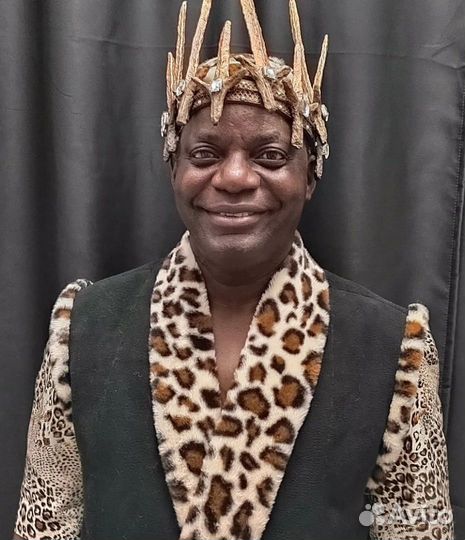 Африканский дед мороз и снегурочка поздравляют