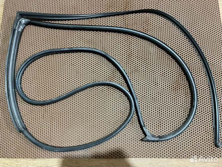 Уплотнитель двери передний правый Mercedes-Benz