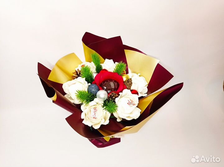 Сладкие новогодние букеты и композиции из конфет