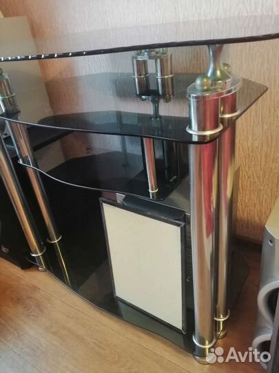 Стеклянная тумба под тв и аппаратуру