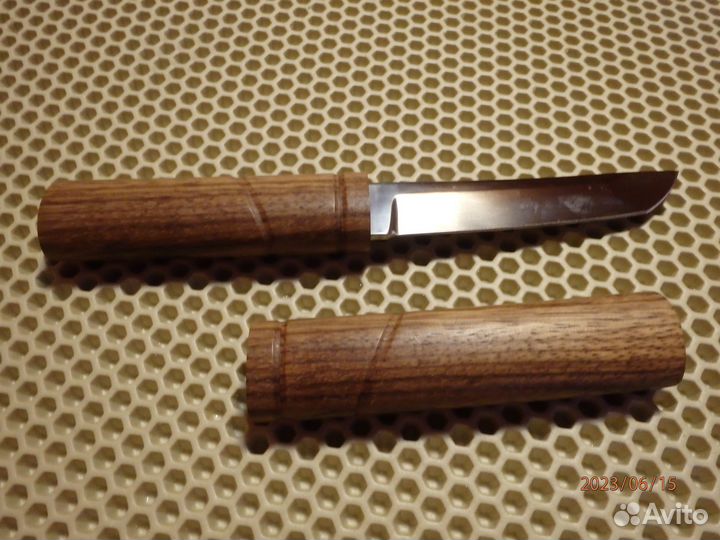 Нож в деревянных ножнах