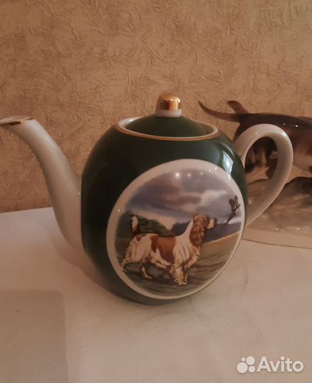 Большой доливной чайник с медальонами 1962 год