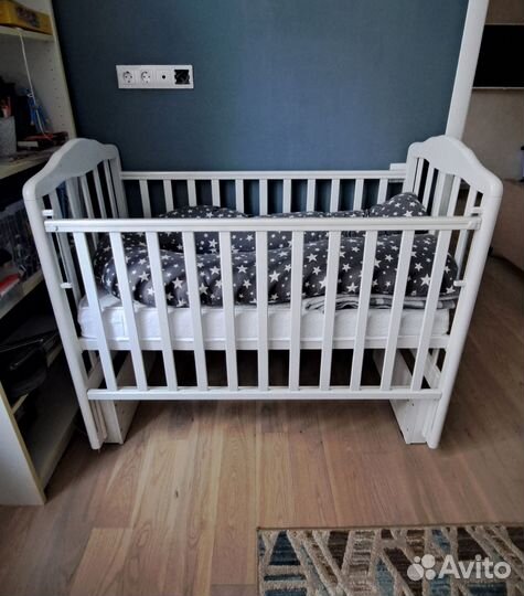 Детская кроватка с маятником