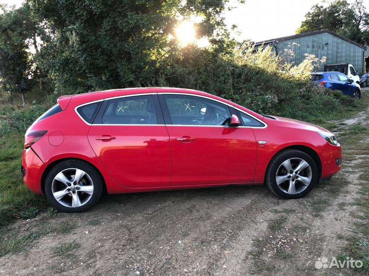 Дверь передняя левая Opel astra j красная