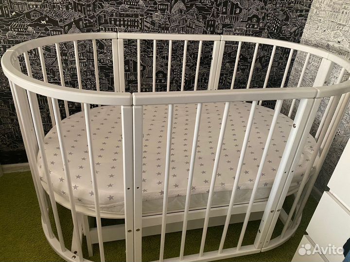 Детская кроватка с маятником белая