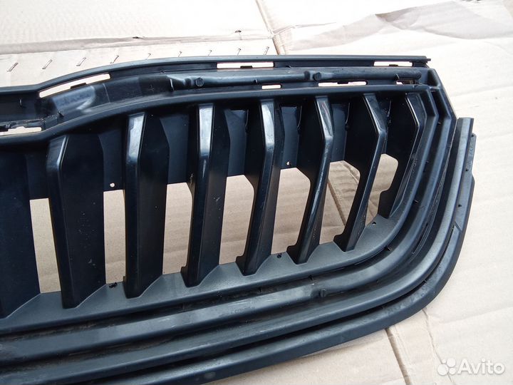 Skoda rapid 2 решетка радиатора целая оригинал