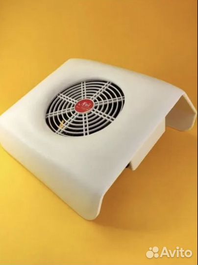 Пылесос и лампа для маникюра