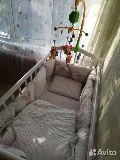 Детская кроватка с маятником