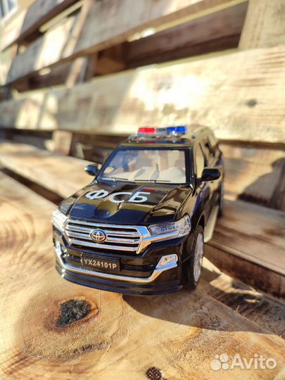 Инерционная машинка Toyota land cruiser 200