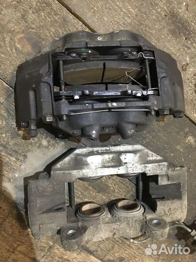 Суппорт тормозной Toyota Hilux 2009-2015