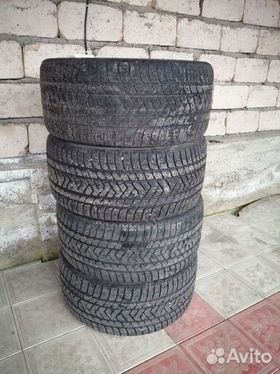 Blackstar Caiman 295/35 R21