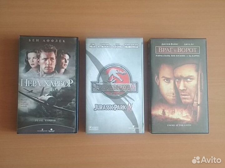 У метро лицензионные видеокассеты, только хиты