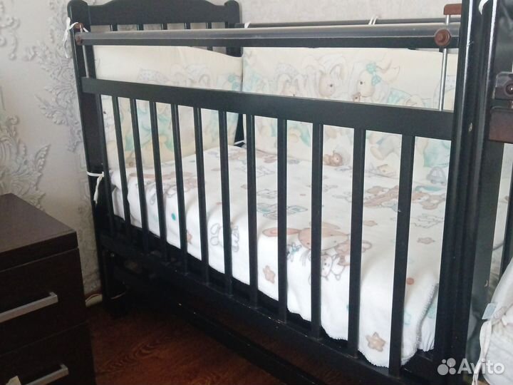 Детская кроватка с поперечным маятником