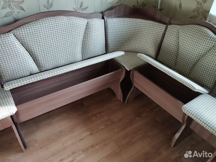 Кухонный уголок со столом