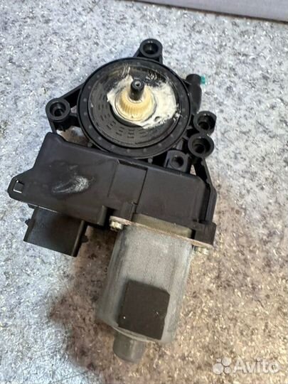 Моторчик стеклоподъёмника задний правый Kia Quoris