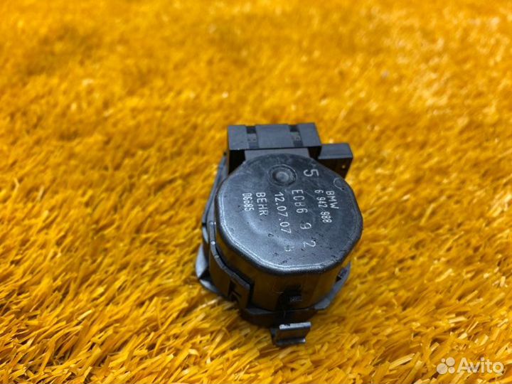 Привод заслонки отопителя правый Bmw 5-Series E60