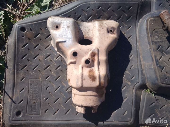 Тепловой экран коллектора Nissan Primera p11