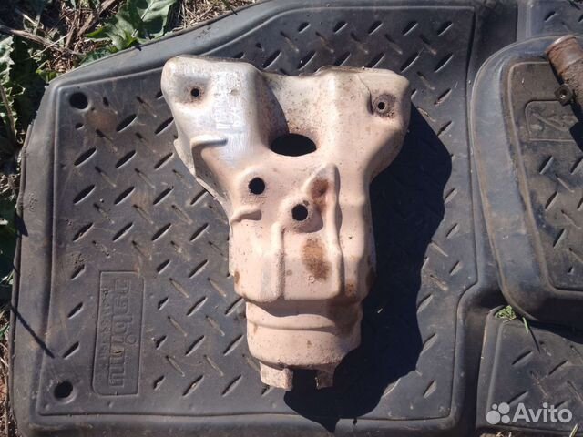 Тепловой экран коллектора Nissan Primera p11