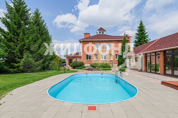 Дом 318 м² на участке 10 сот.