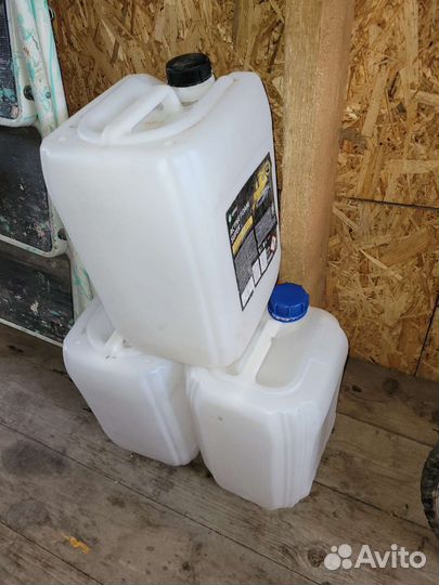 Канистры пластиковые 20 литров