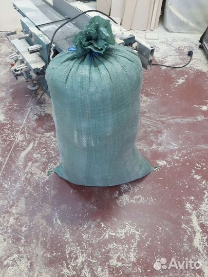 Сухие опилки в мешках