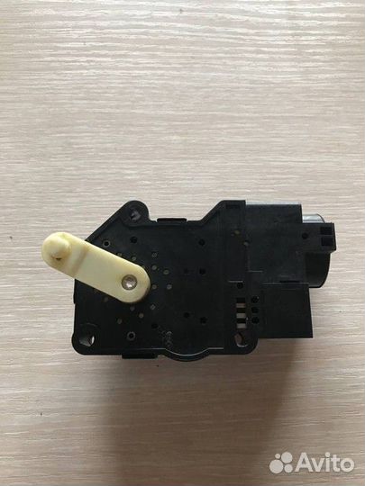 Моторчик привода заслонок отопителя Nissan Almera