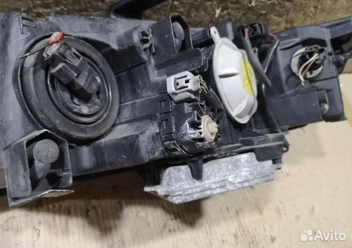 Фара правая xenon Mitsubishi chariot n94w