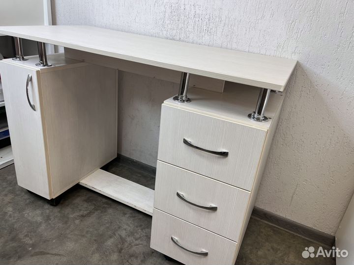 Стол маникюрный с ящиками