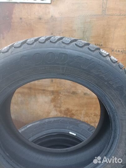Goodyear UltraGrip 215/60 R16