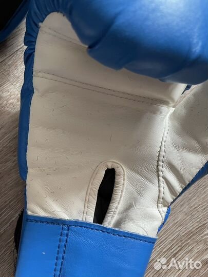 Боксерские перчатки и шлем