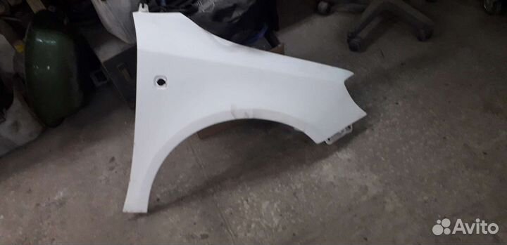 Передние правое крыло на шкоду фабия 2013 года