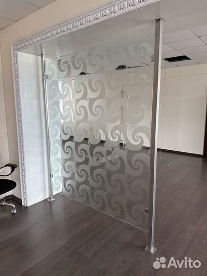Стеклянная перегородка для зонирования