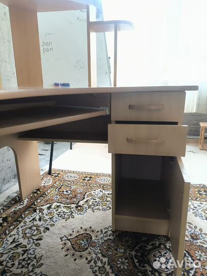 Угловой письменный стол