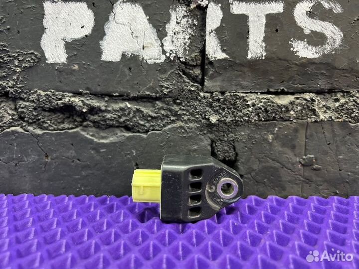 Датчик удара передний Toyota Camry AVV50