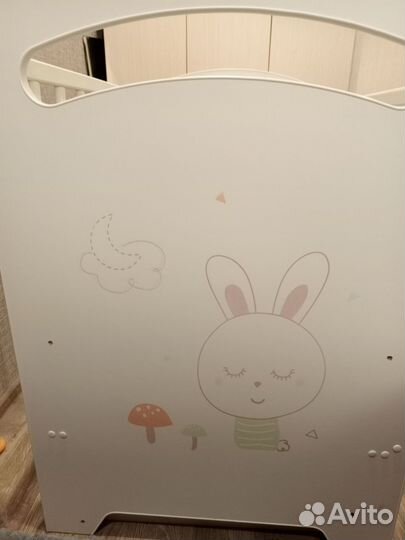 Детская кроватка с маятником