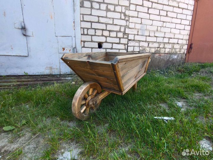 Тачка для садового декора