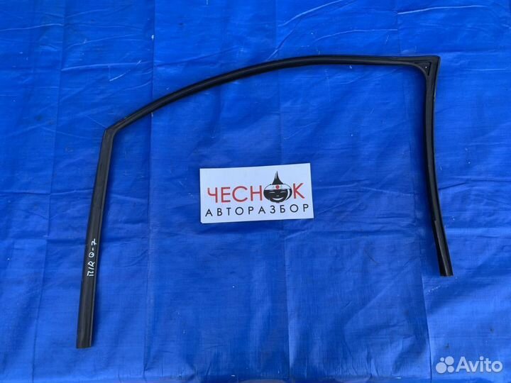 Бархотка стекла передней правой двери Audi Q7