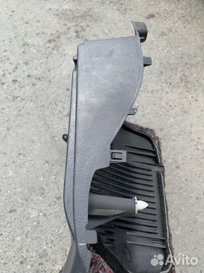 Обшивка багажника задняя правая Toyota Corolla 120