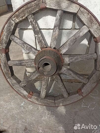 Деревянное колесо для телеги
