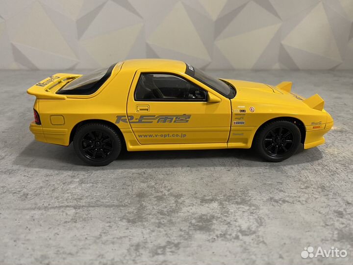 Металлическая модель машинки mazda rs 7. Желтая