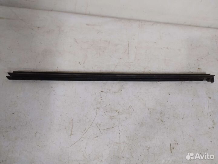 Уплотнитель стекла задний левый Пежо 407