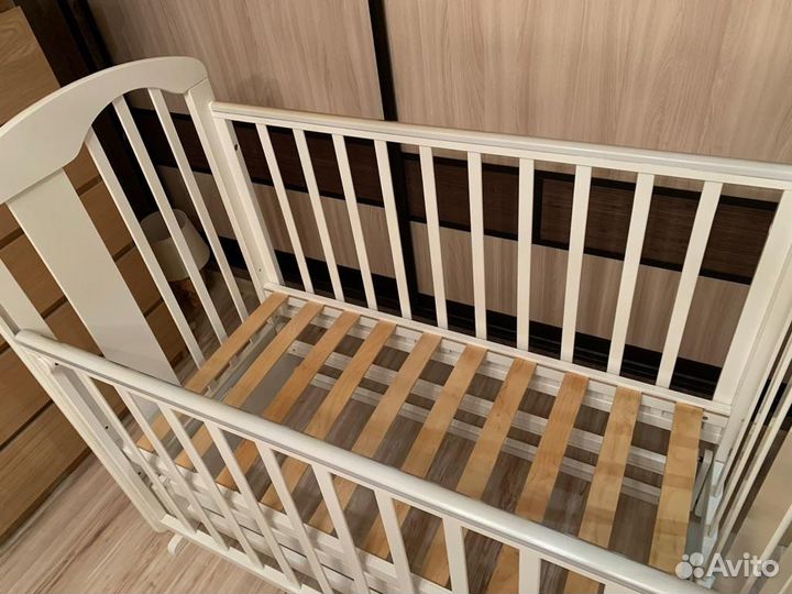 Детская кроватка с маятником