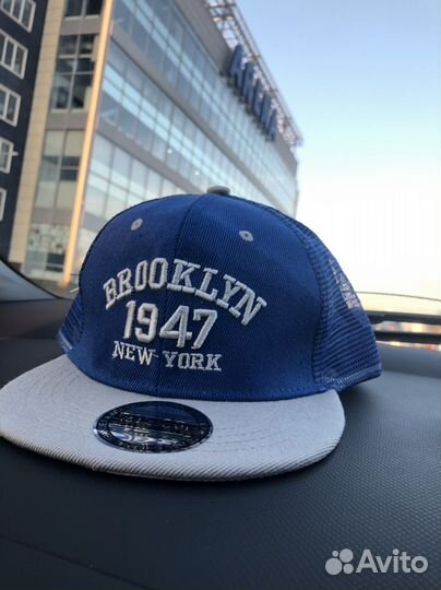 Бейсболка прямой козырек наклейка сетка с зади