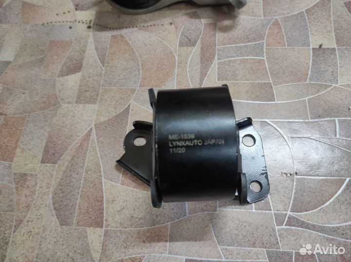 Передняя подушка двигателя Daihatsu Yrv